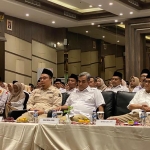 Sekjen DPP Gerindra Ahmad Muzani (dua dari kiri)  didampingi Ketua DPC Gerindra Kabupaten Gresik Asluhul Alif saat hadiri Konsolidasi Akbar Pemenangan Prabowo di Gresik. Foto: SYUHUD/ BANGSAONLINE