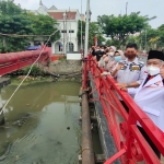 Kang Irwan bersama generasi muda PKS mengunjungi Jembatan Merah yang merupakan tempat bersejarah dalam Pertempuran 10 Nopember 1945. foto: istimewa