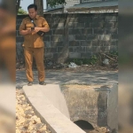 Kepala Desa Pandu, Agus Winarno, saat mengecek revitalisasi JITUT. Foto: Ist