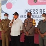 Bupati Ngawi Ony Anwar saat menyosialisasikan SE terbaru secara virtual di Pendopo Wedya Graha Pemkab Ngawi.