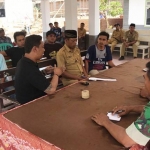 Suasana balai Desa Sumberkalong saat musdes.