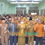 Wabup Gresik,  Aminatun Habibah bersama para pejabat saat menghadiri Musda AGPAII. Foto: SYUHUD/BANGSAONLINE.com