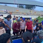 Tim SAR dan Polairud Polres Tuban saat mengevakuasi kapal tanpa awak yang diduga milik korban.