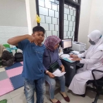 Petugas kesehatan RSUD RA Basoeni Mojokerto ketika menangani pasien poli jiwa anak.