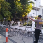 Kantor KPU Kota Surabaya di Jalan Adityawarman yang sudah dipasang kawat berduri oleh Polrestabes Surabaya, Kamis (23/7/2020) sore. (foto: ist).