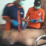 Jasad korban saat dilalukan pemeriksaan oleh tim iden Polres Tuban. foto: suwandi/ BANGSAONLINE