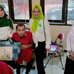Ketua DPD Pertani HKTI Jawa Timur, Lia Istifhama, saat memberi dukungan kepada disabilitas agar tetap kreatif dan mandiri. Foto: Ist