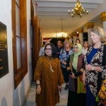 Gubernur Khofifah saat menerima kunjungan akademisi dari LUMC atau Leiden University Medical Center Belanda di Gedung Negara Grahadi, Surabaya.