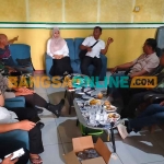 Mediasi terkait proyek jalan senilai Rp3,6 Miliar di Desa Kedungringin, Kecamatan Beji, Kabupaten Pasuruan. Foto: M. ANDY FACHRUDIN/BANGSAONLINE