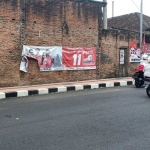 APK milik PSI didapati rusak berserakan di pinggir trotoar di Jalan Jati, Kecamatan Sukorejo, Kota Blitar.