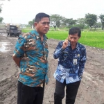 Camat Kebomas Sutrisno bersama Kades Kedanyang Al Muah saat melihat jalan yang dibongkar pasca pemasangan pipa Pertamina gas. foto: SYUHUD/ BANGSAONLINE