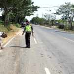 Petugas saat melakukan olah TKP. (foto: ist)