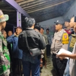 Petugas dari kepolisan dan TNI saat mendatangi TKP lansia yang tewas terbakar