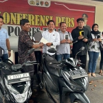 Satreskrim Polres Tuban saat mengembalikan barang bukti motor dan handphone pada pemiliknya.