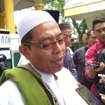 Gus Mamak memberikan keterangan kepada wartawan.