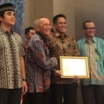Dirreskrimsus Polda Jatim Kombes Pol Akhmad Yusep Gunawan (dua dari kanan) menerima penghargaan dari Dirjen KSDAE Kementerian LHK, Ir. Wiratno.