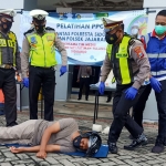 Simulasi dari personel Polresta Sidoarjo kepada korban laka lantas.