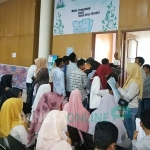 Suasana antrean di ruang Dispendukcapil Mall Pelayanan Publik Kabupaten Pamekasan.