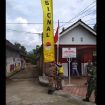 Petugas Satpol PP saat menertibkan umbul-umbul yang ada di depan Kantor Sekretariat Asosiasi Pembebasan Tanah Eigendom Verponding (APTEV). Foto: HERMAN S/BANGSAONLINE