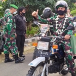 Letkol Inf. M. Effendi saat berpamitan kepada seluruh Anggota Kodim 0826/Pamekasan dengan diantar dan diarak oleh Tim Trail Trapas. (foto: ist).