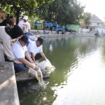 Bupati Jombang, Warsubi saat tebar benih ikan di Tirta Wisata Keplaksari
