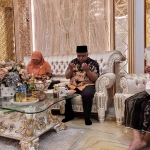 Prof Dr KH Asep Saifuddin Chalim, MA saat memimpin doa yang diamini Irwan Setiawan,  Lilik Hendarwati dan Mashuri di ruang tamu kediaman Kiai Asep, Rabu (22/5/2024). Foto: MMA/bangsaonline