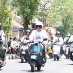 Wali Kota Kediri, Abdullah Abu Bakar (depan kanan), saat naik vespa dalam touring religi. Foto: Ist