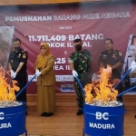 Kantor Bea cukai saat melakukan pemusnahan rokok ilegal dan minuman etil yang mengandung alkohol, Selasa (15/11/2022).