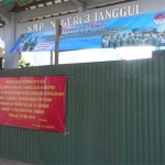 Kondisi gerbang pintu masuk SMPN 3 Tanggul yang disegel.