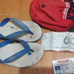 Sandal jepit milik pelaku yang tertinggal dan dijadikan barang bukti.