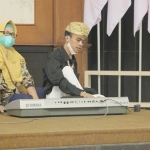 Wabup Gresik Aminatun Habibah saat melihat kepiawaian anak disabilitas dari Kemala Bhayangkari memainkan alat musik organ. foto: SYUHUD/BANGSAONLINE