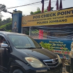 Petugas saat melakukan penyekatan di perbatasan Kabupaten Jombang dan Mojokerto. (foto: AAN AMRULLOH/ BANGSAONLINE)