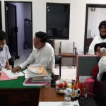 Suasana Kantor Inspektorat saat digeledah Tipiter Polres Gresik. foto: SYUHUD/ BANGSAONLINE