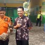 Petugas dari Damkar Kota Pasuruan usai mengevakuasi burung hantu yang terjerat benang layangan.