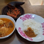 Kuah Adun lengkap dengan cenge jecabbih alias sambal korek dan serundeng. Foto: bangsaonline