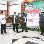 Khoirul Anam, Ketua DPC PKB Ngawi saat memperagakan cara mencoblos.