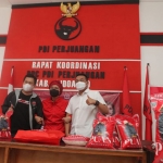 Ketua dan Sekretaris DPC PDI Perjuangan Kabupaten Sidoarjo saat menerima secara simbolis beras bantuan dari Mbak Puan.