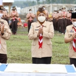 Gubernur Khofifah saat meresmikan pembangunan 50 unit Hunian Sementara (Huntara) bagi penyintas Awan Panas Guguran (APG) Semeru di Desa Sumber Mujur, Kec. Candipuro, Kab. Lumajang, Jumat (11/2).