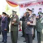 Dandim Ngawi menyerahkan potongan tumpeng usai apel secara virtual.