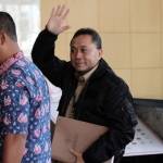 Zulkifli Hasan (kanan) melambaikan tangan sebelum menjalani pemeriksaan oleh penyidik di gedung KPK, Jakarta, 24 Juni 2014. Saat itu ia menjabat Menteri Kehutanan. Foto: TEMPO/Eko Siswono Toyudho