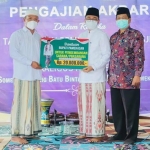 Bupati Pamekasan saat memberikan bantuan dana pembangunan Masjid Darul Karomah Batumarmar, Kabupaten Pamekasan.