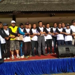 Bawaslu, KPU, perwakilan parpol serta instansi terkait di Pacitan foto bersama usai deklarasi damai dan senam awas di alun-alun Pacitan.