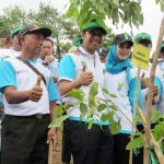 Bupati Trenggalek Emil Dardak dan istri, Arumi Bachsin dan jajarannya usai tanam pohon di Desa Sumurup Kecamatan Bendungan Trenggalek. 