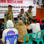 
Petugas Satpol PP Kota Kediri, saat mendata muda-mudi yang pesta miras dan pasangan bukan suami istri. (Ist).