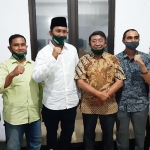 SOWAN: Cabup Ahmad Muhdlor Ali bertemu dengan tokoh NU, Haji Masnuh, di Desa Ngingas Waru, Senin (14/9). foto: MUSTAIN/ BANGSAONLINE
