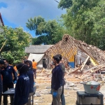 Polisi melakukan olah TKP di lokasi rumah yang runtuh akibat ledakan bahan petasan.