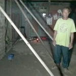 Suyoto, salah satu warga Desa Biting yang rumahnya nyaris roboh usai diterjang angin kencang.