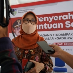 Wakil Bupati Kediri Dewi Mariya Ulfa saat memberi keterangan kepada wartawan usai menyerahkan bantuan. Foto: Ist.