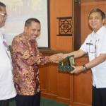 Plt Sekkab, Bambang Isdianto ketika menerima kunker DPRD Sukamara. foto: syuhud/ BANGSAONLINE