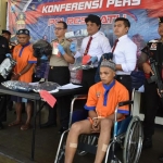 Kedua pelaku dihadirkan dalam rilis pers ungkap kasus oleh Polres Batu.